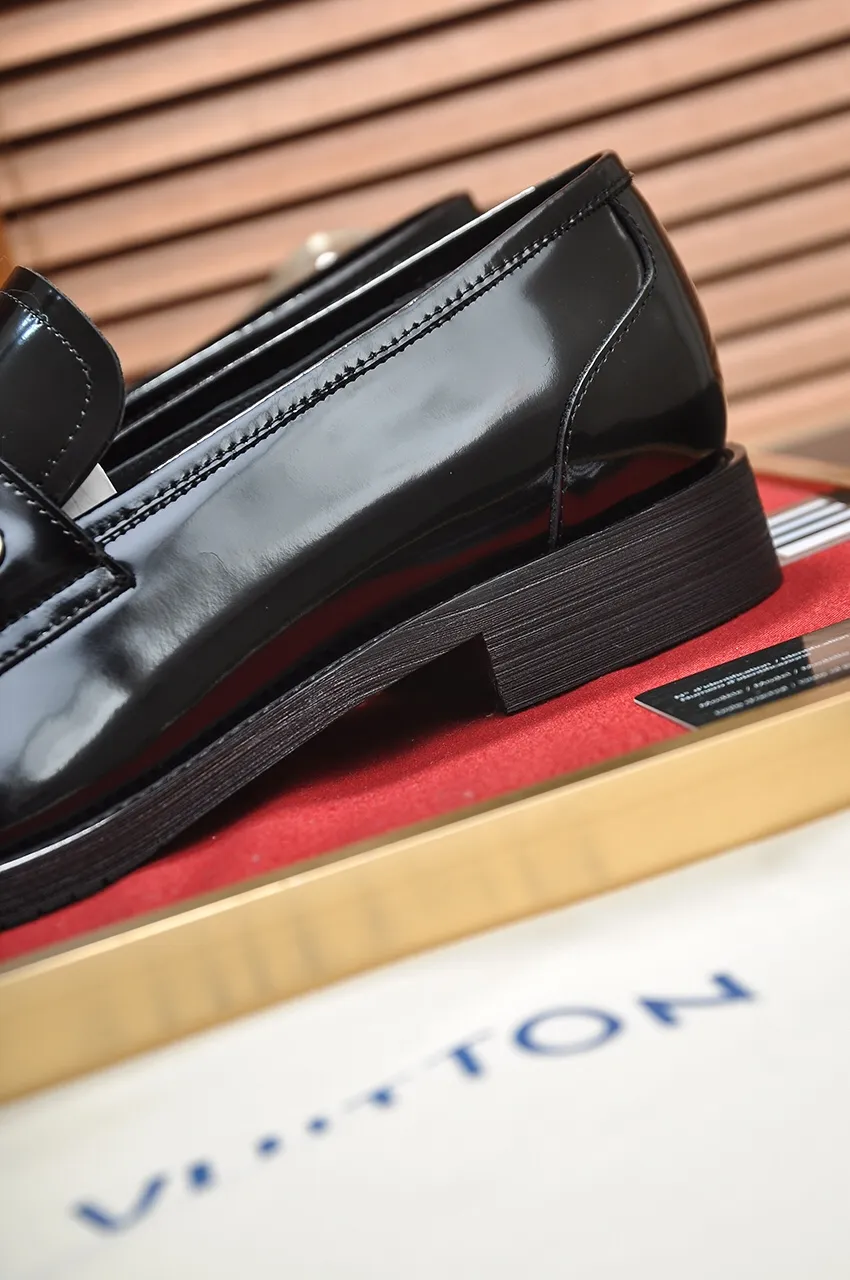 Men's men's shoes 💰500💶 [LV] (original single cowhide lining) 🍀LV's latest genuine leather business suit shoes are launched simultaneously on the official website. The first-layer cowhide imported from Italy is made of heavy gold, 💥official website 1:1 rubber outsole. Versatile to wear, high-end without losing class, and the color combination is extraordinary. This four-season style is alluring when worn on your feet, showing off your big-name flair. Standard code 38-45 (45 customized)